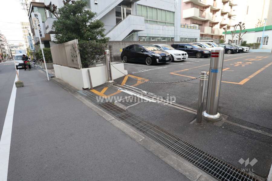 駐車場出入り口（ロボットゲート付き）