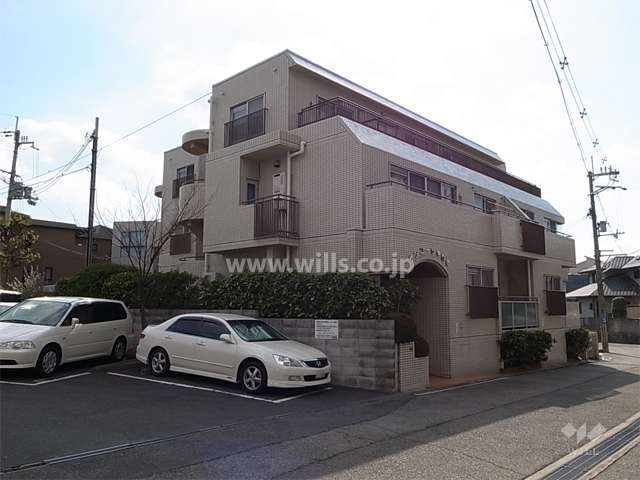 周辺はマンションと一戸建てが混在する静かな住宅地です。