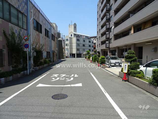 敷地西側の前面道路