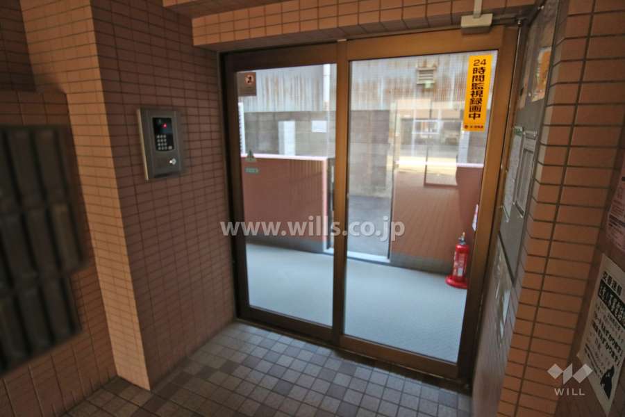 エントランスはオートロック付きです。