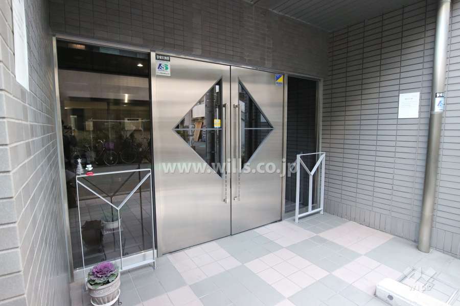 敷地西側のエントランス