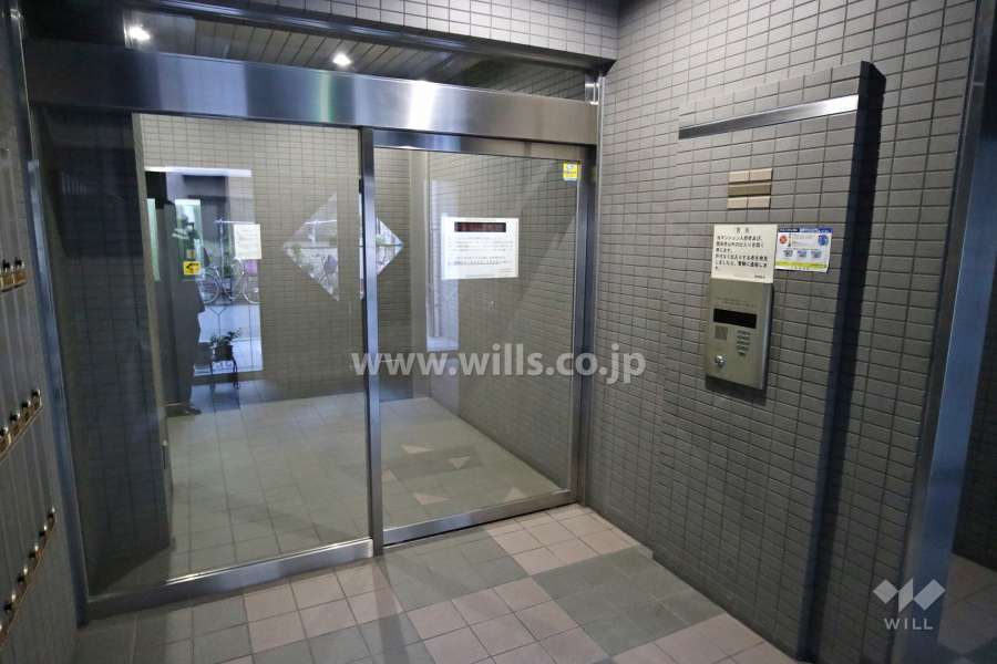 エントランスはオートロック付きです。