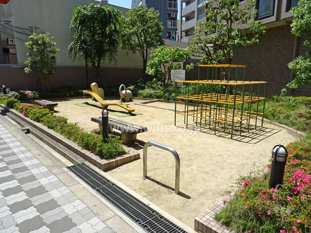 敷地内に隣接して公園があります。