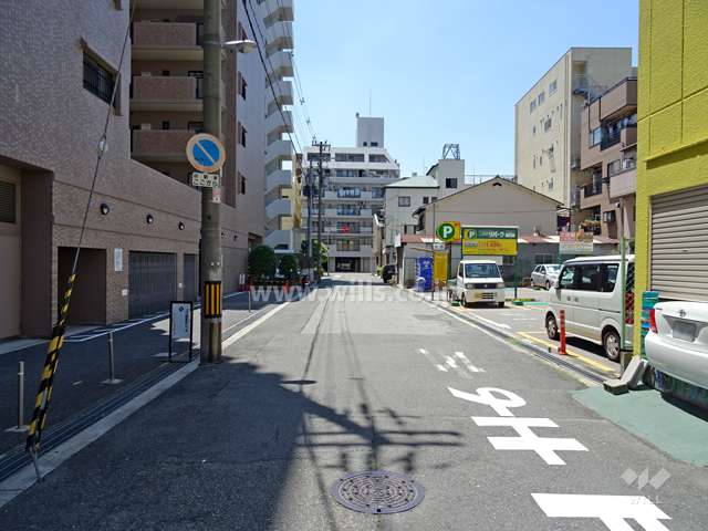 物件の北側前面道路（東側から）