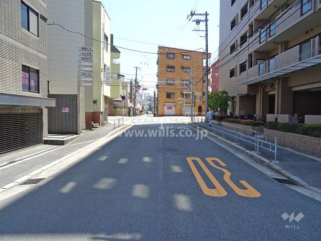 物件の東側前面道路（北側から）