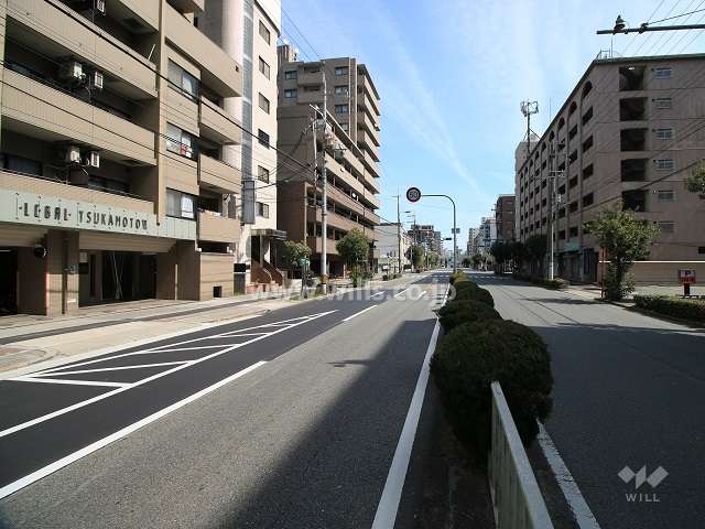 敷地南側の前面道路（西側から）