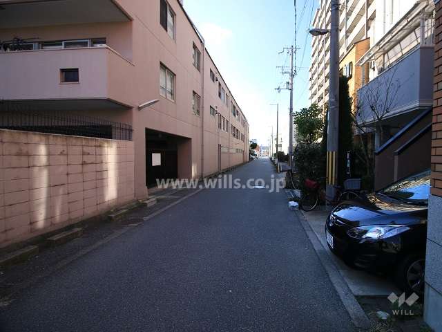 敷地北側の前面道路（東側から）
