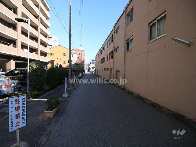 敷地北側の前面道路（西側から）