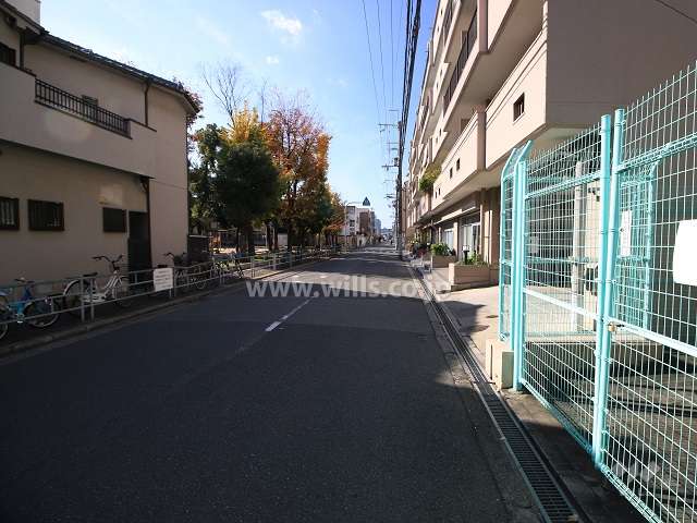 敷地南側の前面道路（東側から）