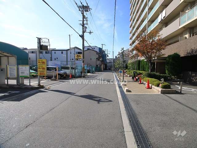 敷地南側の前面道路（東側から）