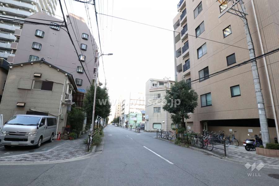敷地西側の前面道路
