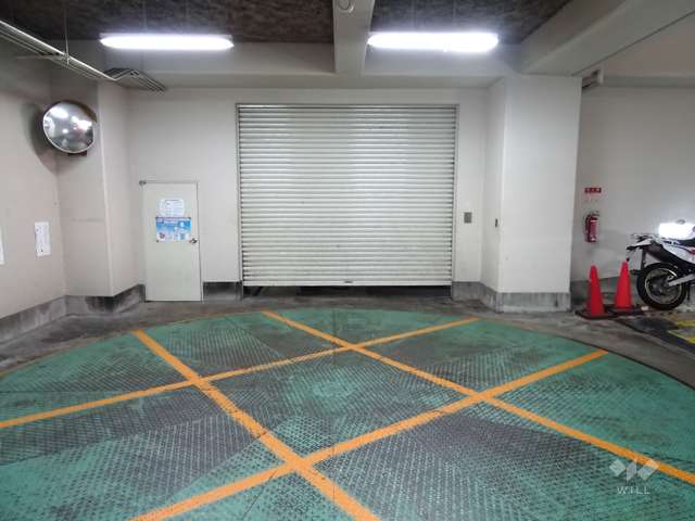 駐車場出入り口（シャッター付）