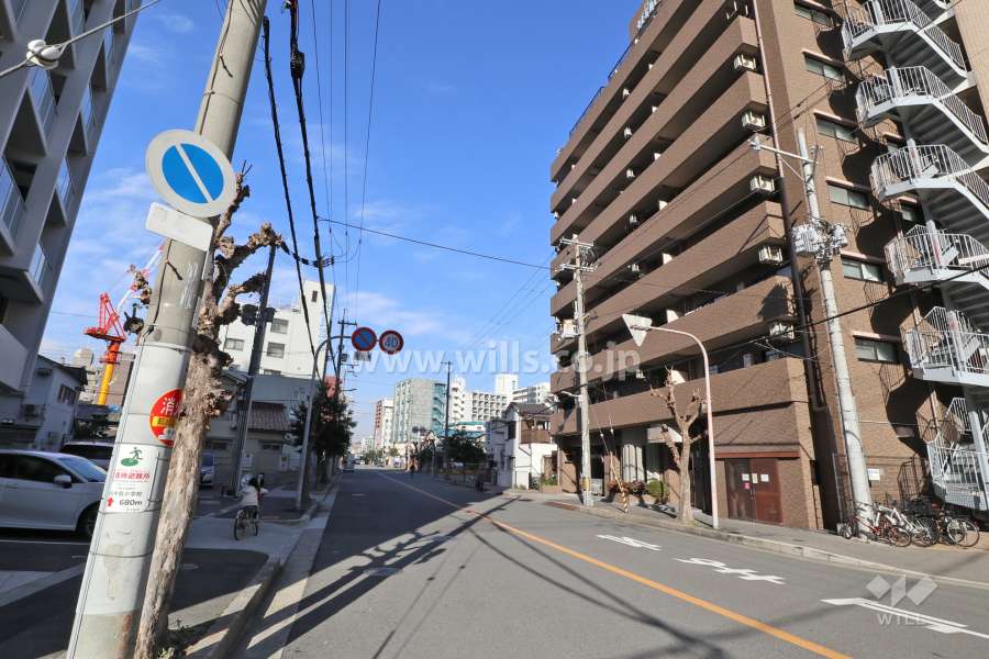 敷地西側の前面道路