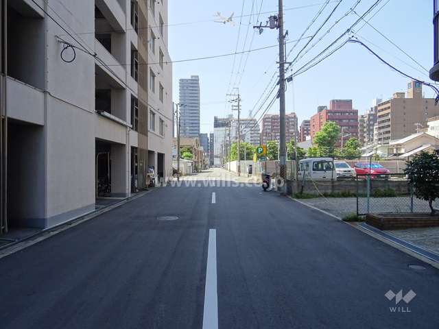 敷地南側の前面道路（東側から）
