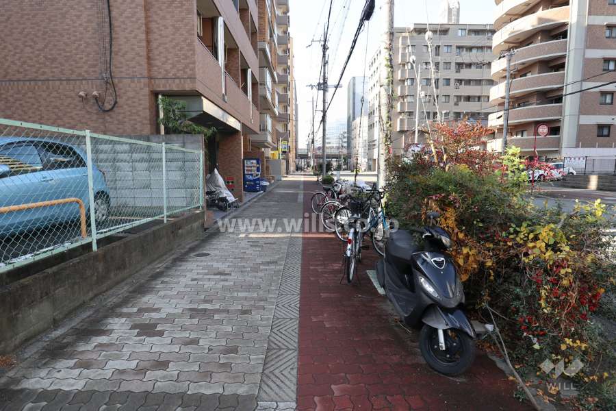 敷地の北側前面道路（東側から）