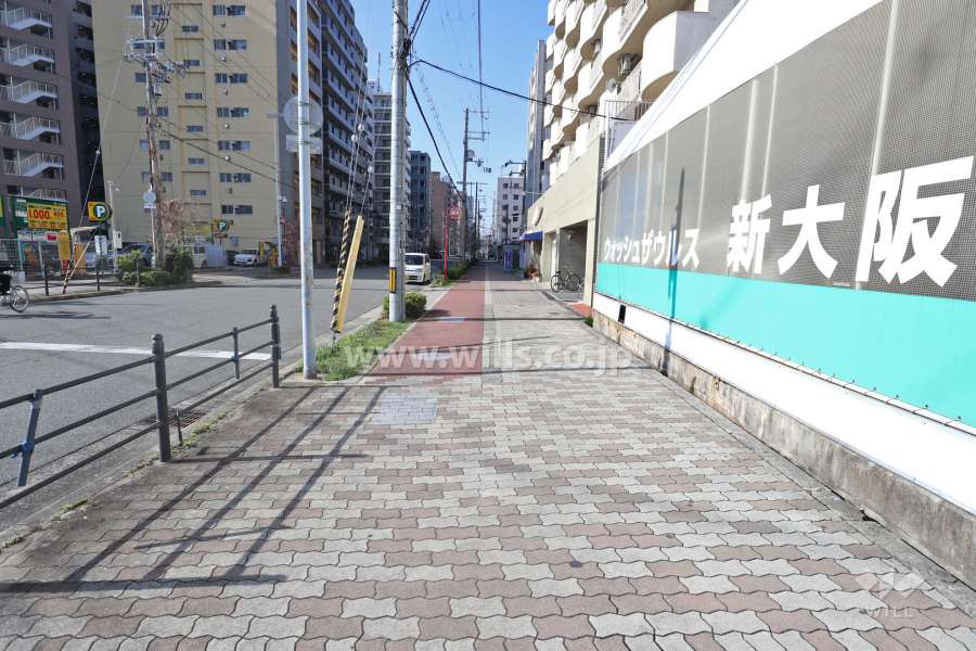 敷地の南側前面道路（東側から）