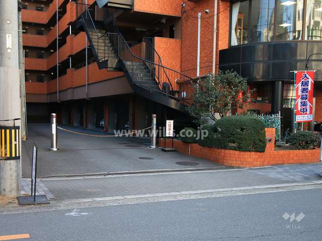 駐車場出入り口（ロボットゲート付き）