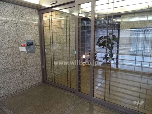 エントランスはオートロック付です。