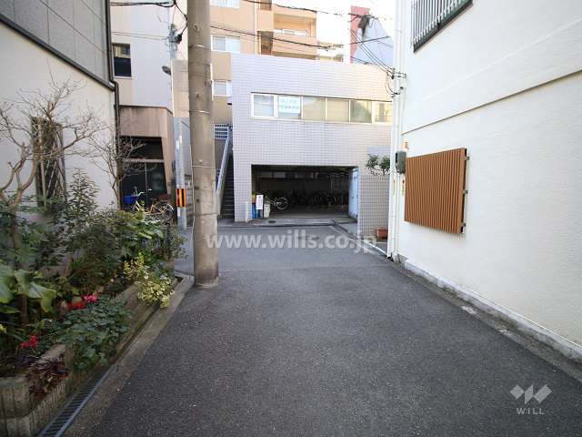 敷地東側の前面道路（北側から）