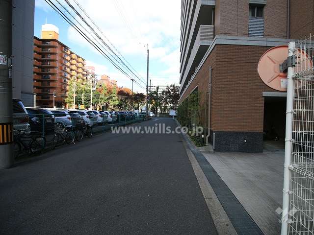 敷地西側の前面道路(南側から）