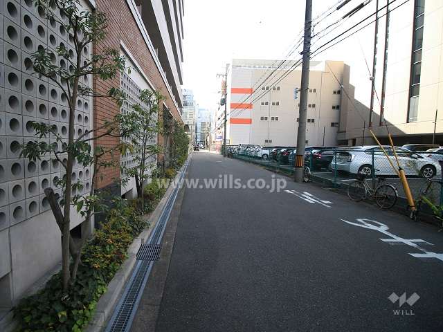 敷地西側の前面道路(北側から）
