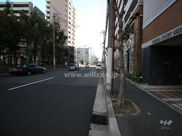 敷地北側の前面道路(西側から）