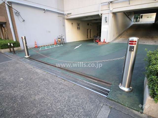 駐車場出入り口（ロボットゲート付き）