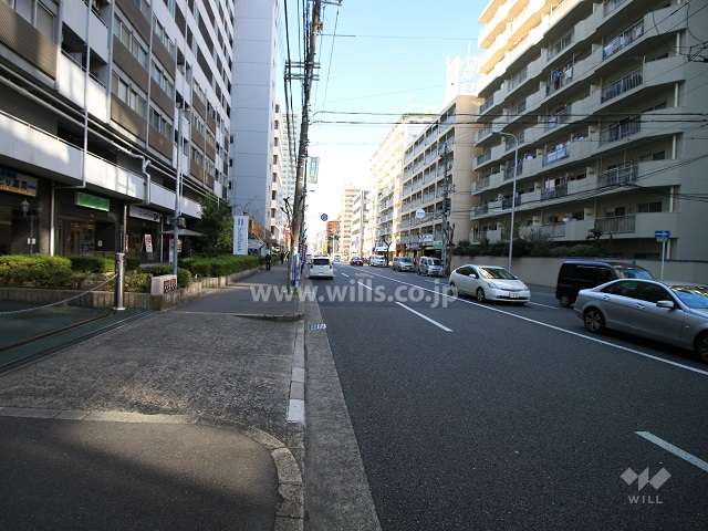 敷地北側の前面道路（東側から）