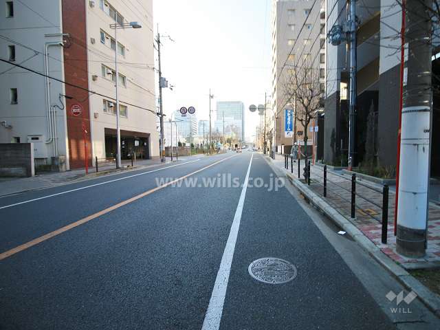 敷地東側の前面道路（北側から）