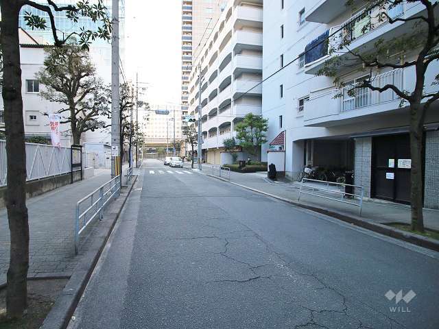 敷地北側の前面道路（西側から）
