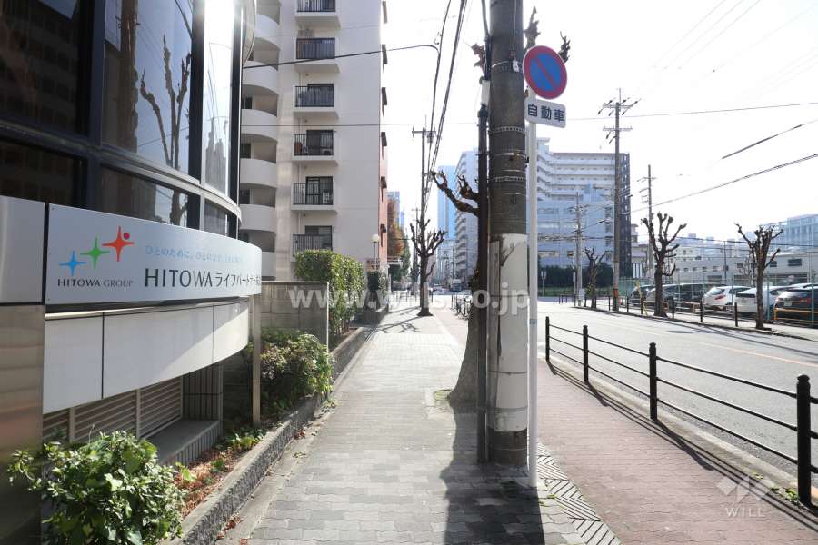 物件の西側前面道路（北側から）