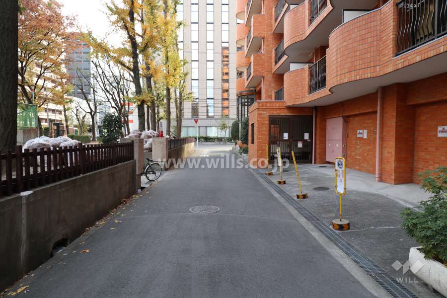 物件の東側前面道路