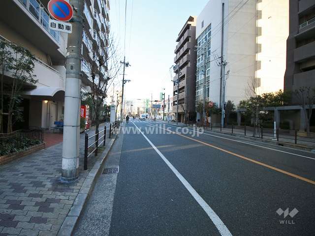 敷地東側の前面道路（南側から）