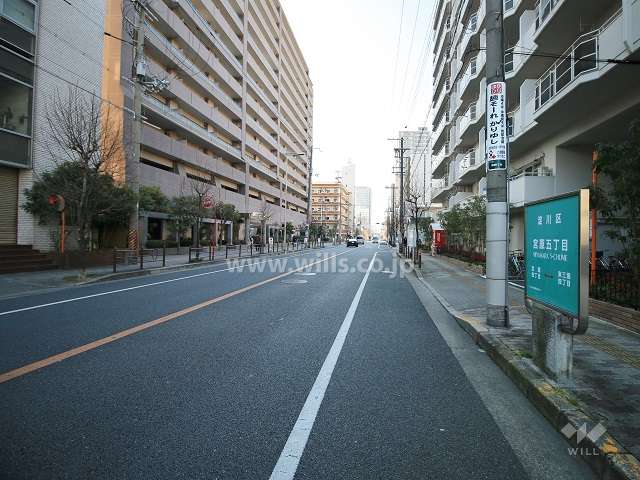 敷地東側の前面道路（北側から）