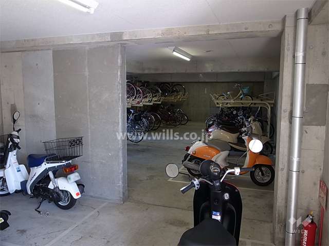 屋内にある駐輪場、バイク置き場