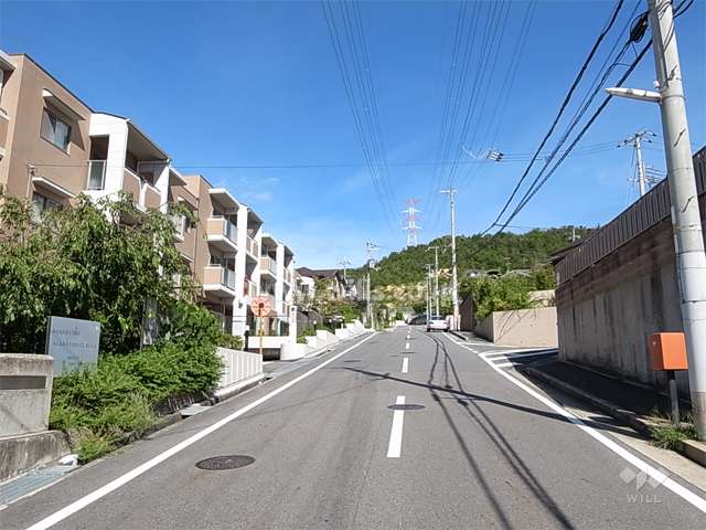 敷地東側の前面道路。周辺は一戸建てが中心に立ち並ぶ閑静な住宅地です。