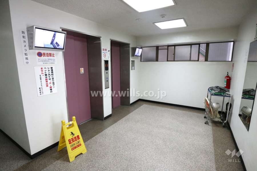 エレベーターにはモニターが設置されています。