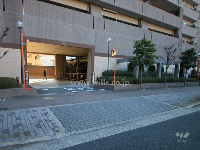 駐車場出入り口（ロボットゲート付き）