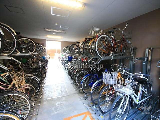 屋内に設けられた駐輪場