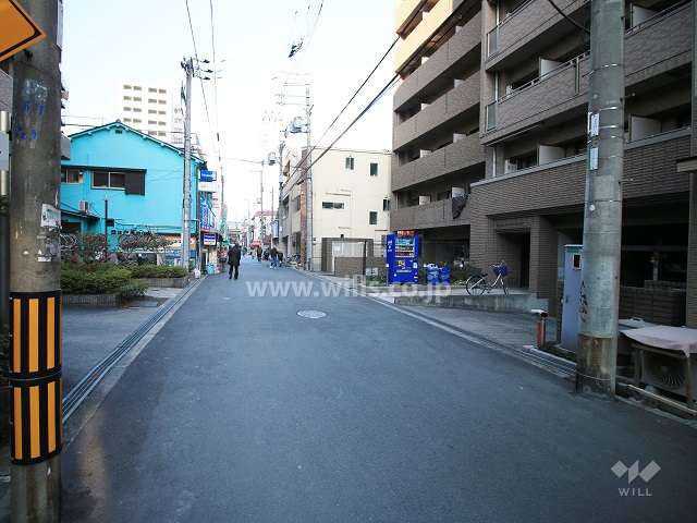 敷地南側の前面道路（東側から）