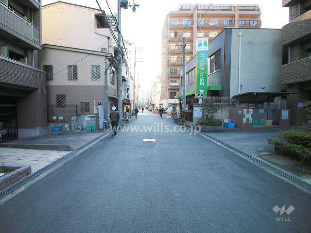 敷地南側の前面道路（西側から）