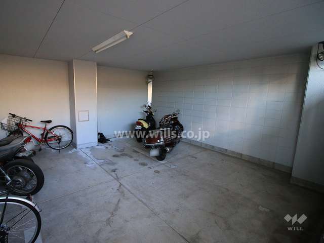 屋内に設けられたバイク置場