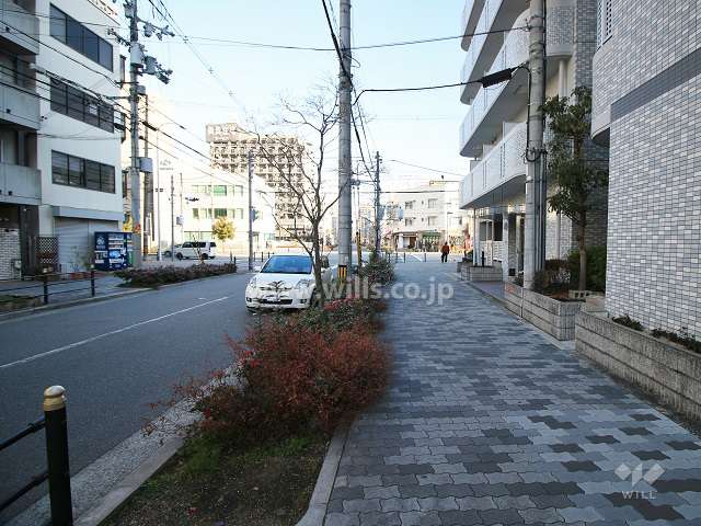 敷地西側の前面道路（南側から）