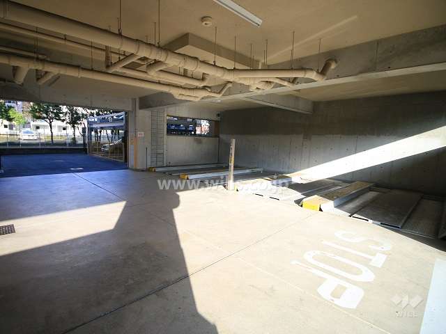 敷地内駐車場（屋内機械式）
