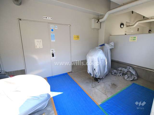 屋内に設けられたバイク置場