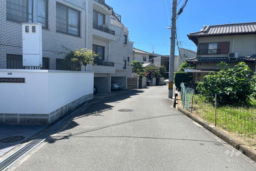 敷地西側の前面道路