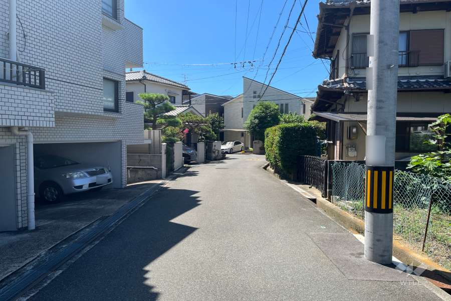 敷地西側の前面道路