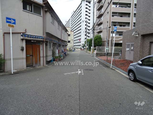敷地西側の前面道路