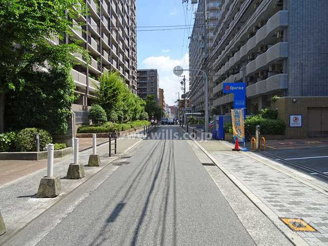 敷地西側の前面道路（北側から）