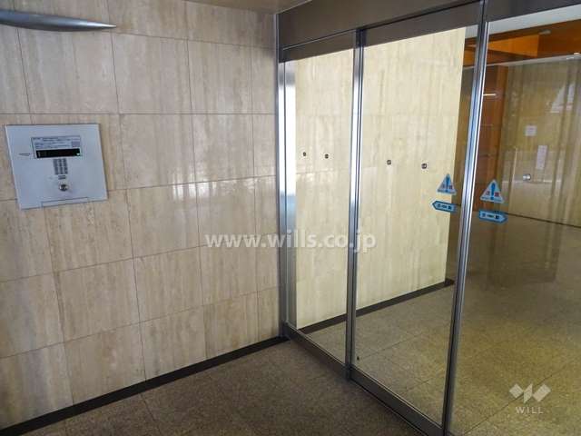 エントランスはオートロック付です。